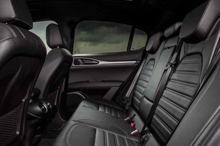 Интерьер Alfa Romeo Stelvio Veloce (949) 2020 года  (UK) (фото 29 из 40)